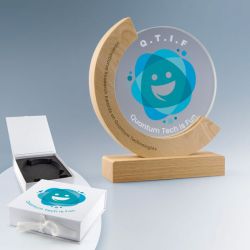 Trophée personnalisé bi-matière bois et verre sur socle fabriqué en Europe