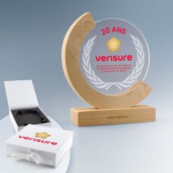 Trophée personnalisé bi-matière bois et verre sur socle fabriqué en Europe