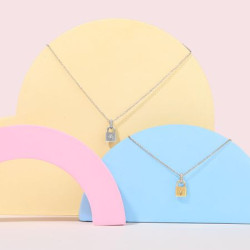 Collier publicitaire Violette Cacharel