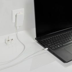 Chargeur publicitaire plat 65W GAN avec connecteurs universels Fluxo RCS